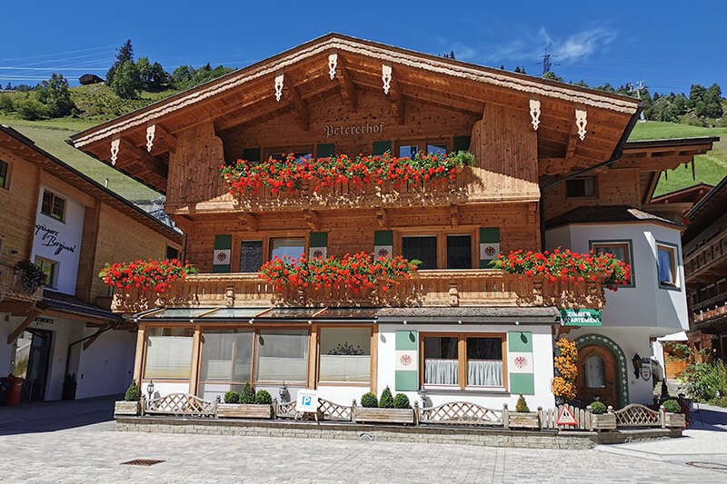 Hausansicht des Petererhofs im Sommer in Gerlos