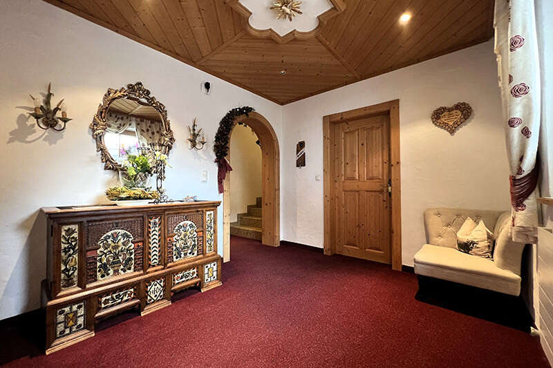Entrance with seating area and rustic dresser in the Petererhof