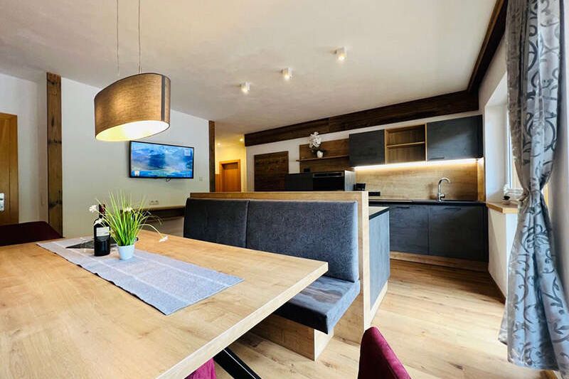 Küche mit Sitzbereich im Appartement Top 5 von Appart Kofler