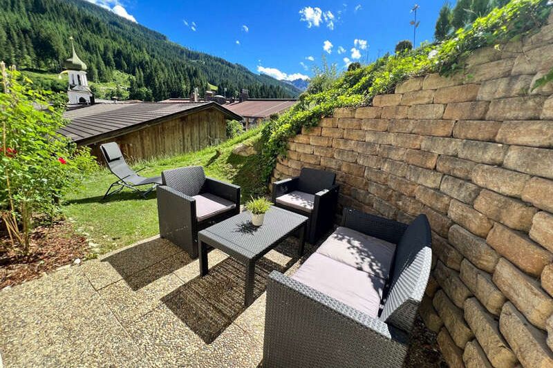 Terrasse mit Garten im Appartement Top 1 von Appart Kofler