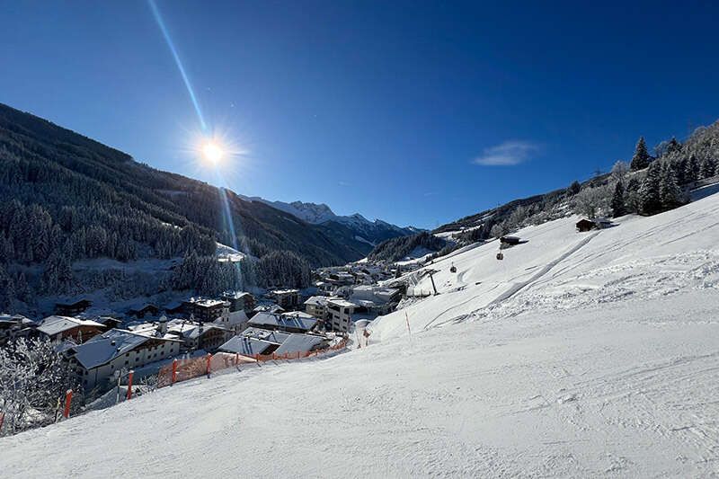 Skiabfahrt hinter dern Häusern Petererhof und Appart Kofler zur Dorfbahn Isserkogel